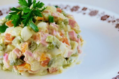 beyaz bir tabak yakın çekim haşlanmış sebze, yumurta, jambon ve maydanoz salatası