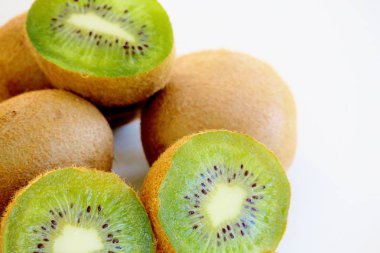 beyaz arka plan yakın çekim olgun taze kivi