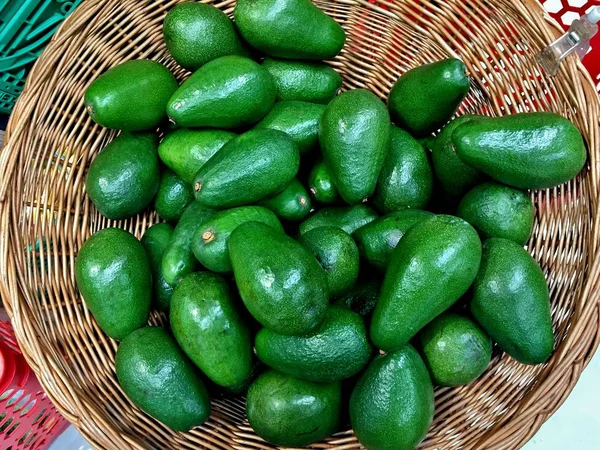 Reife Grüne Avocado Einem Korb Nahaufnahme — Stockfoto