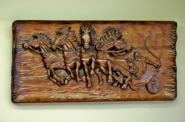 Ahşap resim oyulmuş atlar, el yapımı.