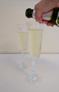 beyaz bir arka plan üzerinde köpüklü şampanya iki bardak