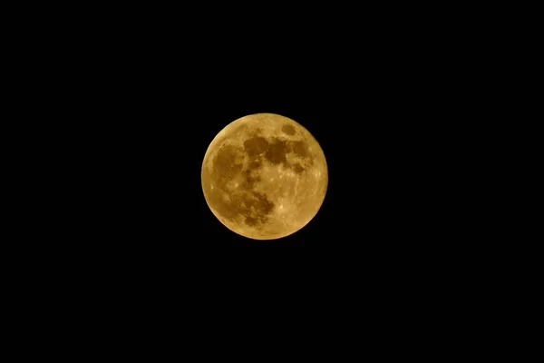 满月高在天空中闪耀着明亮的光线 — 图库照片