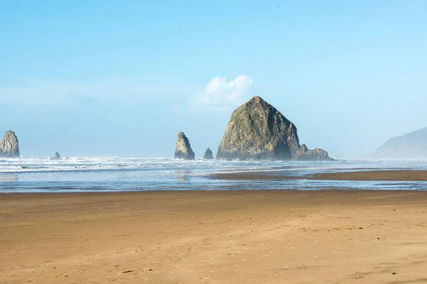 Güzel Cannon Plajı, Oregon. Doğa, seyahat
