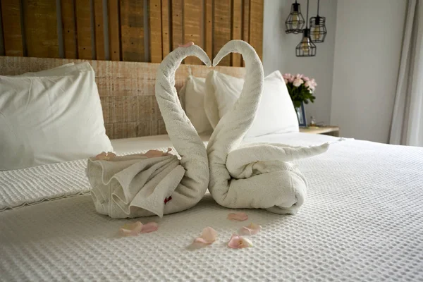 Beyaz havlu ve kalp yatak odasında.