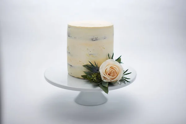 Beyaz arka planda Tereyağı Kremalı Kek