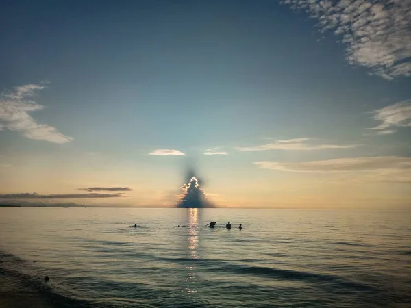 Volkeren Spelen Het Strand Met Een Zonsondergang Achtergrond — Stockfoto