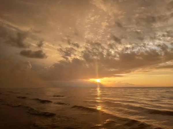 Uitzicht Zonsondergang Bewolkte Hemel Met Reflectie — Stockfoto