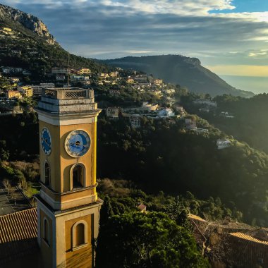 Eze'de bir kilise kulesinde güneş batıyor