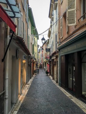 Sakin bir sokaktan aşağı bir manzara 