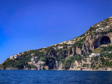 Amalfi Sahili'nin suyundan bir manzara
