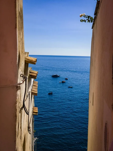 Zwischen Gebäuden in positano — Stockfoto