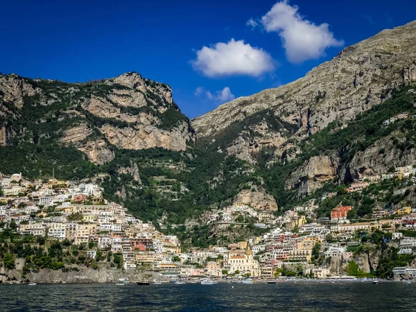 Una vista desde el agua de la costa de Amalfi — Foto de Stock