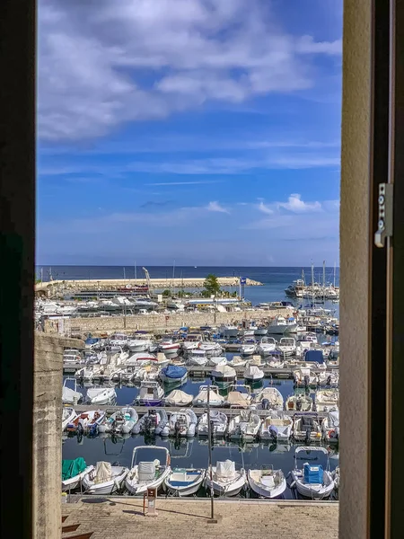 Titta ut över havet från en siciliansk by — Stockfoto