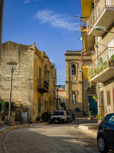 Sicilya köyünün sakin caddesi — Stok fotoğraf