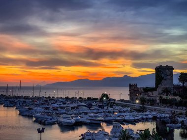 Bir Sicilya köyünden okyanusa bakmak