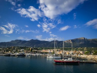 Güzel küçük Sicilya köy iskelesi