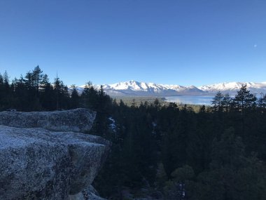 Tahoe Gölü'ne bakmak