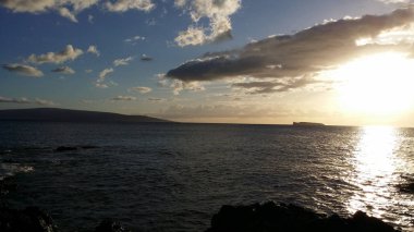 Maui sahilinde okyanusa bakmak