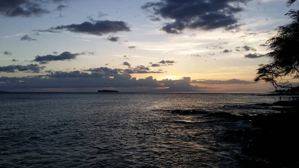 Melihat keluar melalui laut di lepas pantai Maui — Stok Foto