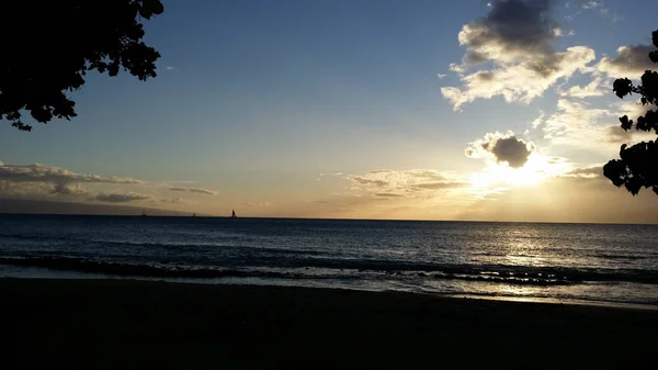 Melihat keluar melalui laut di lepas pantai Maui — Stok Foto