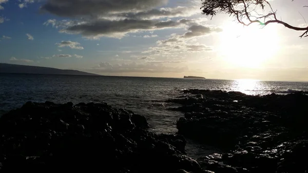 Melihat keluar melalui laut di lepas pantai Maui — Stok Foto