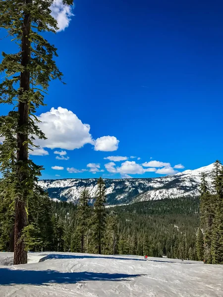 Melihat keluar atas Sierras — Stok Foto