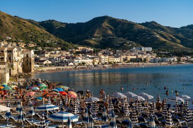 Cefalu 'nun güzel plajı.