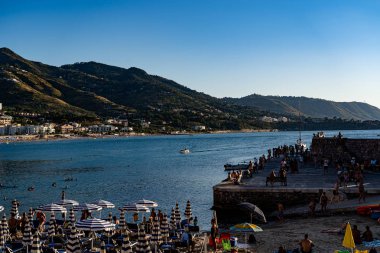 Cefalu 'nun güzel plajı.