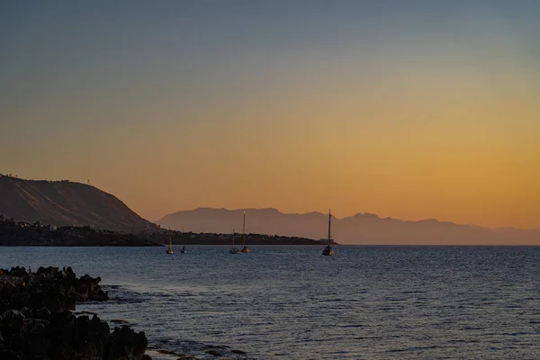 Blick auf den Sonnenuntergang von der felsigen Küste von Cefalu — Stockfoto