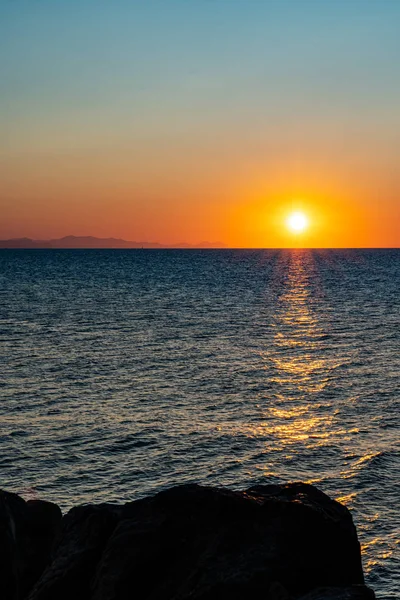 Blick auf den Sonnenuntergang von der felsigen Küste von Cefalu — Stockfoto