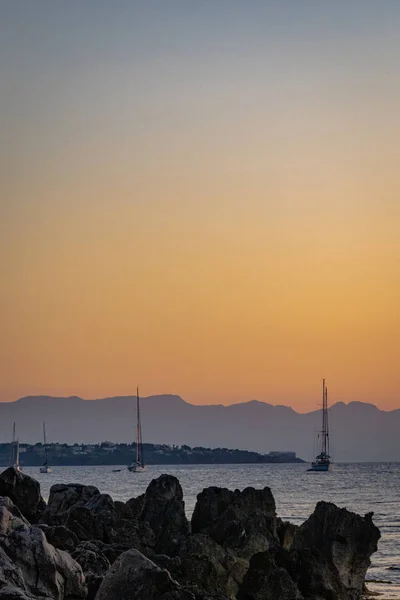 Blick auf den Sonnenuntergang von der felsigen Küste von Cefalu — Stockfoto