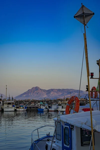 Across the fishing boat to a beautiful mountain — Stock Photo, Image