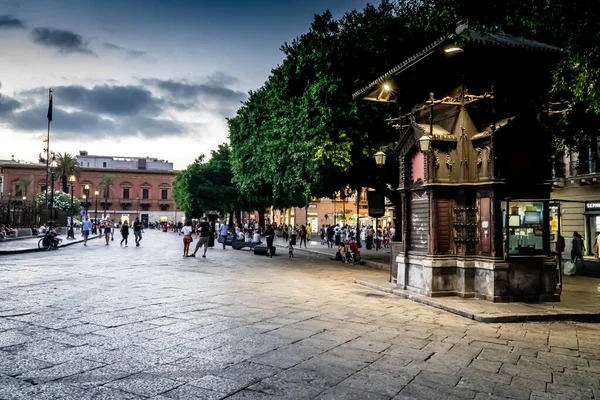 Utsikt från gatan i Palermo Italien — Stockfoto