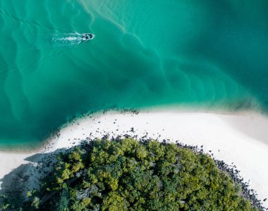 Tekne ve mavi tropikal su ile Plaj hava yaz. Tekne ve kum drift ile güzel gold coast sıcak drone atış.