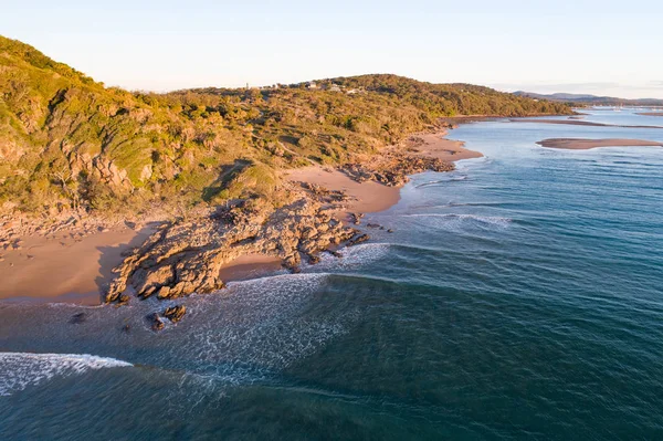 Schöne Luftaufnahme einer Strandflucht mit schönem Strand, Felsen und warmen sanften Wellen — Stockfoto