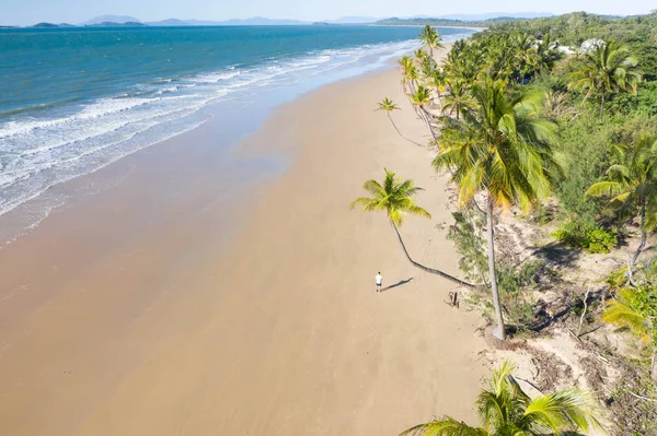 Vista aérea de la playa con arena blanca, hermosas palmeras y agua tropical turquesa cálida — Foto de Stock