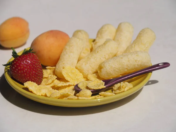 Palitos Maíz Cereales Fruta Fresca Están Plato Amarillo Perfecto Desayuno — Foto de Stock