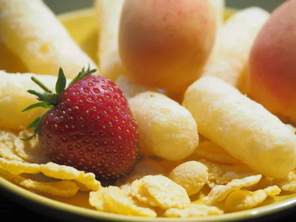 Paus Milho Cereais Frutas Frescas Estão Prato Amarelo Pequeno Almoço — Fotografia de Stock