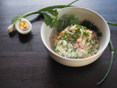 Sebze salatası ve yeşil soğan ve otlar ile yarım yumurta. Çocuğunuzun dekore etmesi için bir salata.