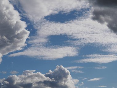 Bulutlar ve berrak mavi gökyüzü arka planda rüzgarlı havalarda sürüsü komik rakam. Karanlık sürü ve beyaz bulutların güzel bir kombinasyonu.