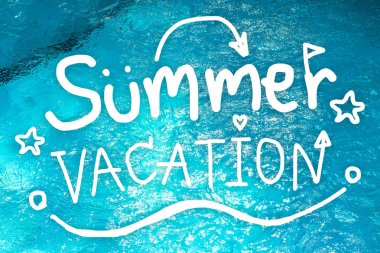 Güneşli yansımaları arka plan ile Yüzme havuzu. Soyut su 