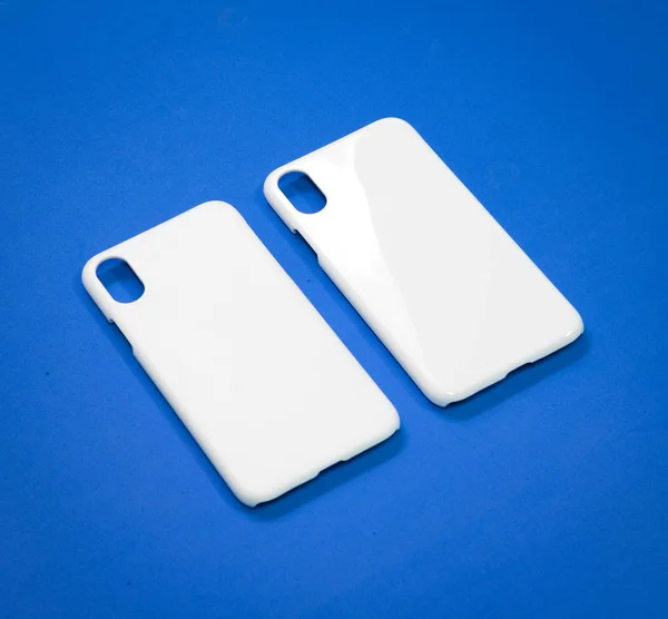 蓝色背景的白色手机箱 你设计的智能电话罩 — 图库照片