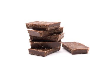 Beyaz arka planda gevrek çikolata.