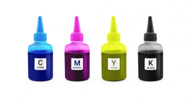Kırpma yolu ile izole arka plan üzerinde yazıcı makinesi için Cmyk mürekkep şişesi.