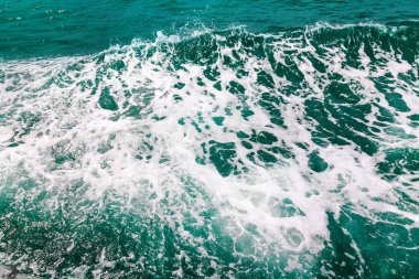 Soyut deniz dalgası arka planı. Derin su su yüzeyi ve beyaz köpük dokusu.