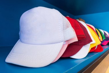 Mavi raf arka planda renkli kapak. Moda beyzbol veya hiphop şapka.