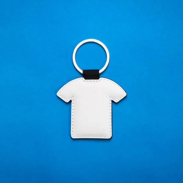 Schlüsselanhänger Aus Leder Hemdform Auf Blauem Papierhintergrund Schlüsselanhänger Für Ihr — Stockfoto