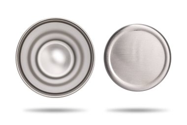 Tasarımınız için paslanmaz fincan üst ve alt görünümü. Beyaz arka planda çelik kupa. Sıcaklık tutmak için büyük su şişesi. Kırpma yolları nesnesi.