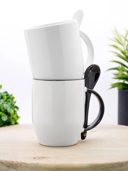 Чистый Кофе Кружка Деревянной Полке Белая Керамическая Чашка Вашего Дизайна — стоковое фото