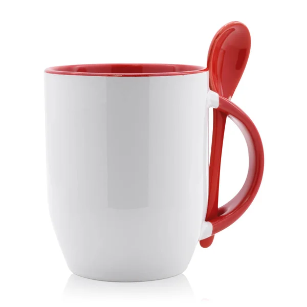 赤いコーヒーマグとスプーンは 白い背景に分離しました あなたのデザインのための空のティーカップ クリッピング — ストック写真